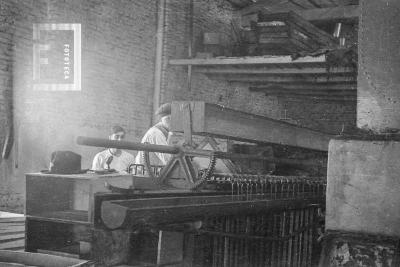 Hombres trabajando en taller