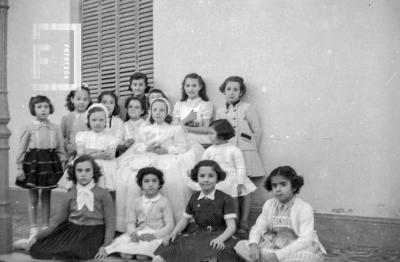 Grupo de niñas en patio. Comunión