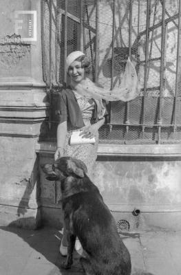 Dama con perro en el exterior del Castillo de Obligado