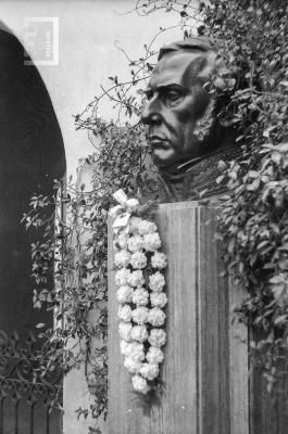 Casa del Acuerdo. Busto de Urquiza con ofrenda floral