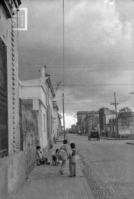 Niños jugando en la vereda de calle Ameghino al 190