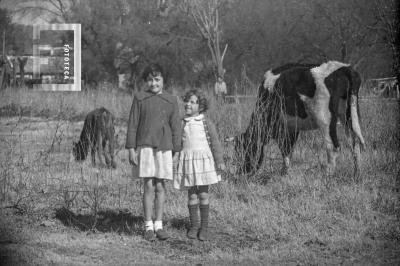 Niñas en el bajo, cerca de la zanja de Doña Melchora