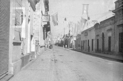 Vista de calle Nación hacia Francia. Casa del Acuerdo. Banderas