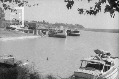 Zona de Cabotaje con muelle viejo y grúa