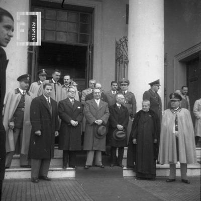 Tedeum 31 de mayo de 1952, Centenario del Acuerdo, grupo en atrio iglesia