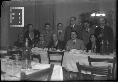 Grupo de personalidades nicoleñas con el pintor Antonio Chiavetti durante cena