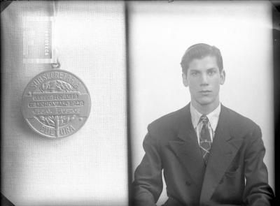 Medalla premio Juegos Florales de Morón, 1948 (y toma retrato desconocido)