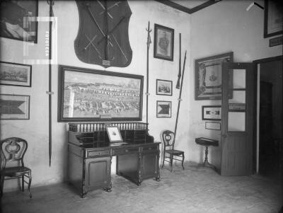 Sala Casa del Acuerdo con escritorio y cuadro grande