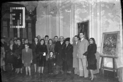 Grupo en salón exposición de Antonio Chiavetti (el expositor de traje claro a la derecha)