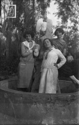 Quinta de Olivera Córdoba. Tres damas en fuente