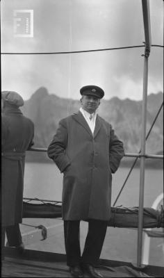 Carlos L. Bustos con gorra de marino a bordo del Monte Olivia