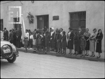 Homenaje a León Guruciaga y desfile Boy Scouts, 11 de septiembre de 1933, gente frente a la Casa del Acuerdo