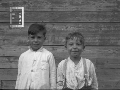 En Tiro Federal, 1934, dos niños junto al polígono