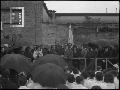11 de septiembre de 1933, inauguración calle Guruciaga, dama disertando