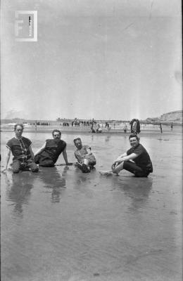 Pascual Subiza (izq.), 2 sres más y Carlos Bustos sentados en la playa de Mar del Plata, 1915