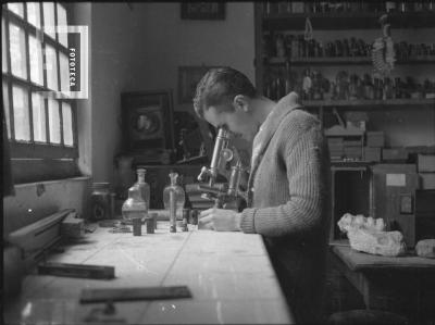 César Carlos Bustos con microscopio - Mayo 21 de 1933