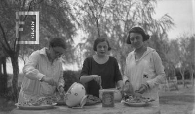 Quinta de Olivera Córdoba. Tres damas preparando ensalada