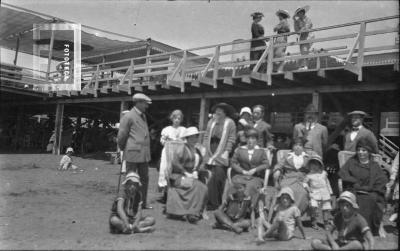 Familia Subiza y otros en Mar del Plata, 1915