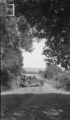 Automóvil de Carlos L. Bustos en camino a la Loma, Capilla del Monte, Córdoba