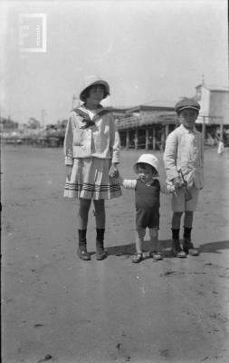 Tres niños en la playa, el del medio es Román Subiza