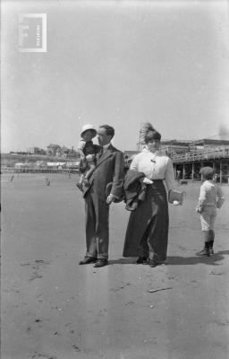 Pascual Subiza con Román en brazos y Sra. en Mar del Plata, 1915