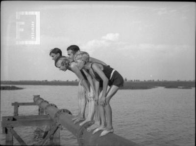 Grupo sobre la toma de agua del arroyo Yaguarón, antiguo servicio de Aguas Corrientes - 12 de febrero de 1934
