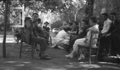 Grupo sentado en quinta Olivera Córdoba