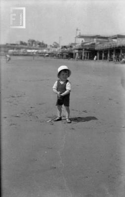 Román Subiza de niño, en la playa de Mar del Plata