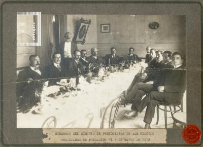 Miembros del Círculo de Periodistas de San Nicolás festejando su fundación el 7 de marzo de 1913