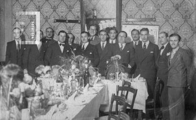 Demostración ofrecida al poeta Andrés Del Pozo en el restaurant por un grupo de amigos y colegas con motivo de la aparición de su libro de poemas //Las Ternuras// al finalizar el otoño de 1935