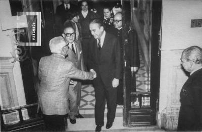 Antonio San Juan (de espaldas) saludando al Embajador de España (Marañón Moya) en la entrada del edificio de la Sociedad Española calle Mitre entre Francia y Urquiza  (31/5/76)
