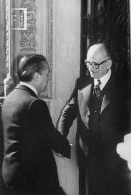 Juan José M. Ruiz saludando a Embajador España, Marañón Moya (31/5/76)