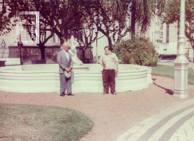 César Carlos y Raúl Oscar Bustos junto a fuente en Rosario