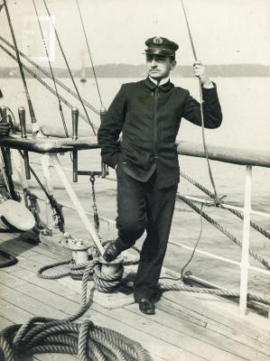 Carlos L. Bustos con uniforme en cubierta de la Fragata Sarmiento
