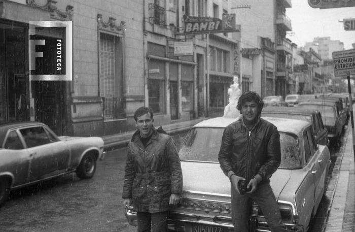 Nevada de 1973 en calle Nación y Urquiza. Muñeco de nieve