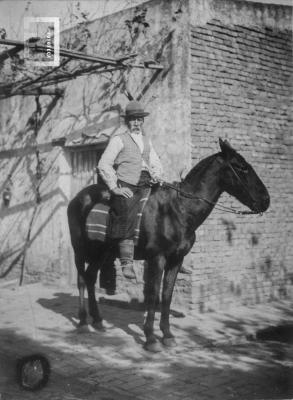 Don Guillermo Hoyo (Hormiga Negra) a caballo junto a su casa