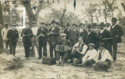 Grupo con músicos en la isla del Dr. García Reynoso