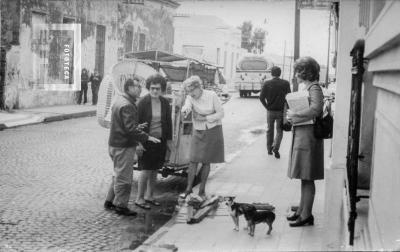 Plumerero Francisco Madera, Sra. De Bertetti, Sra. De Gómez y Mabel Bertetti en calle Ameghino entre Italia y 25 de Mayo