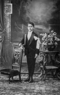 José Emiliano de la Torre, en su primera comunión efectuada en la Iglesia Parroquial, el 6 de diciembre de 1917
