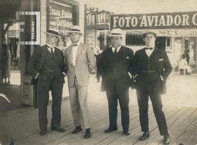 Carlos Bustos y 3 hombres más en Mar del Plata, cartel //Foto Aviador Cattaneo//