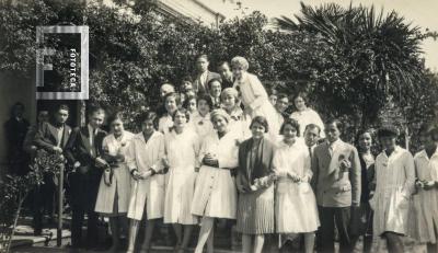 Grupo de jóvenes en patio, posiblemente alumnos Colegio Nacional