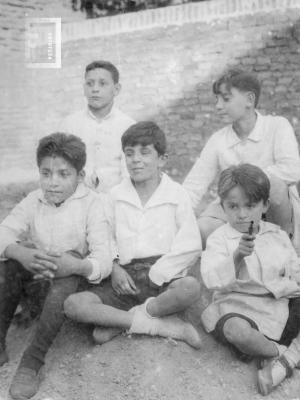 César Carlos Bustos (centro) y otros niños