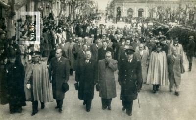 Desfile en calle Mitre frente a la plaza, Intendente José Leo Morteo y otros