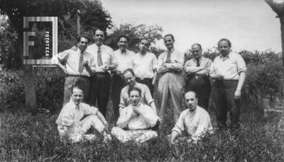 Grupo de señores en el campo