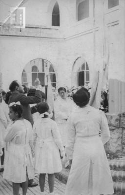 Izamiento de la bandera en escuela