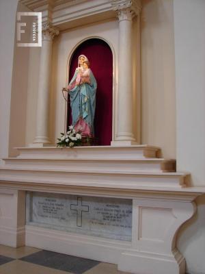 Imagen de la Virgen del Rosario y tumba de Ponce de León