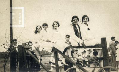 Grupo de jóvenes en el campo, posiblemente alumnos Colegio Nacional