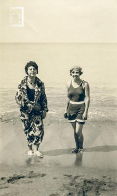 Margarita y Esther Bustos en la playa de Mar del Plata