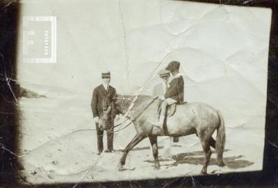 Carlos L. Bustos y su hijo César C. a caballo
