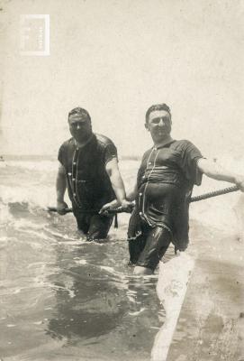 Severo Fernández y Carlos Bustos en la playa La Perla, Mar del Plata, año 1924